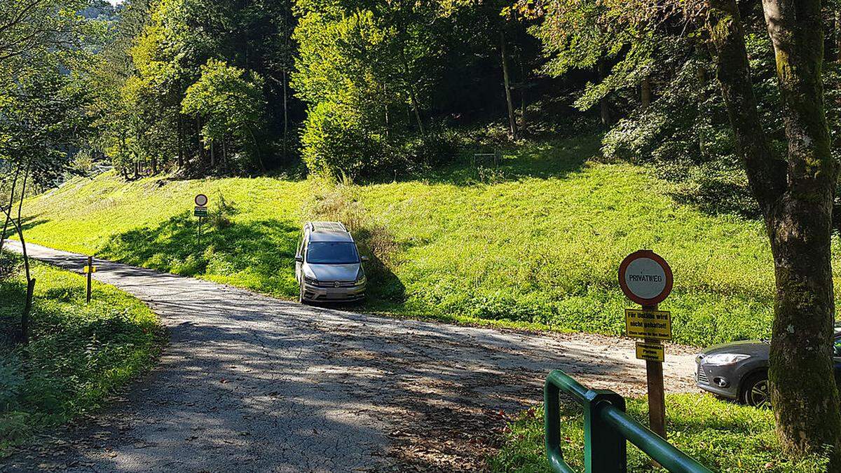 Trotz inzwischen angebrachter Parkverbotsschilder stellen Wanderer ihre Fahrzeuge hier ab