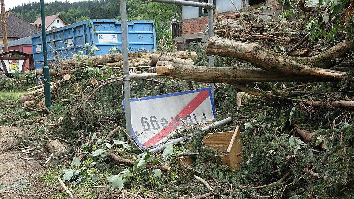 Die gröbsten Aufräumarbeiten im Piberegger Freisinggraben sind erledigt