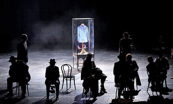 „Die letzten Tage der Menschheit“ ist ein viel gegebenes Drama. Hier die Inszenierung der Salzburger Festspiele 2014