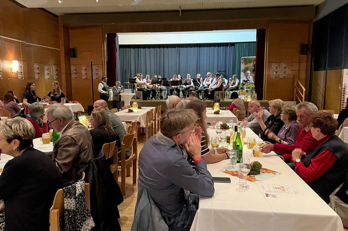 ...musikbegeisterte Gäste und Freunde der Blasmusik begrüßen.