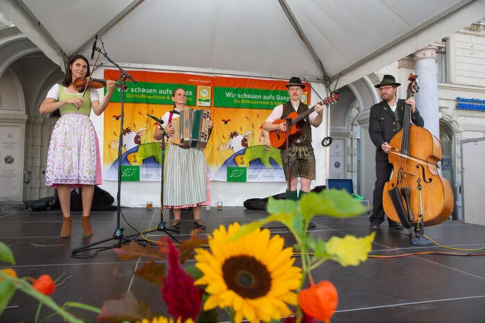 Untermalt wird das Fest mit Live-Musik.