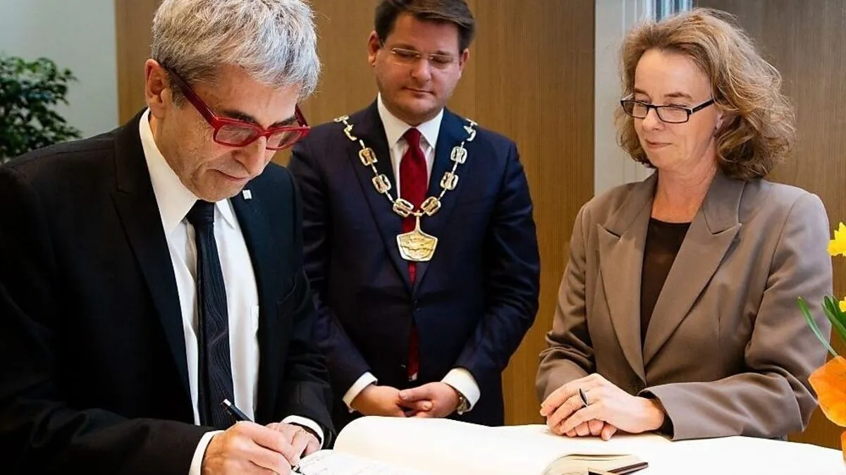 Eintragung in das Ehrenbuch-Ernst Kotzmann, Senatsvorsitzende Larissa Krainer und Rektor Oliver Vitouch