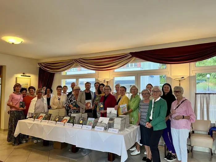 Der Soroptimist Club Spittal Millstättersee mit den Vertreterinnen und Vertretern der Schulen