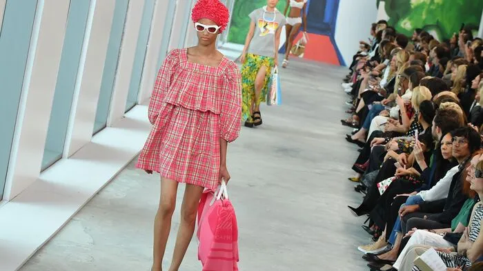 Schrille Fraben, Blüten, Wassermelonen, Zitronen, Bilder von Unterwasserwelten: Die Frühjahr-/Sommerkollektion 2019 von Michael Kors beingt alles, was wir uns unter den perfekten Sommer vorstellen. Präsentiert hat er seine neuesten Kreationen mitten in New York am Pier 17.