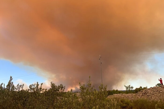 In Zaton mussten Häuser evakuiert werden, am Mittwoch zog das Feuer in Richtung der Touristenorte Vodice und Jadrija, am Abend drehte es in Richtung Sibenik.