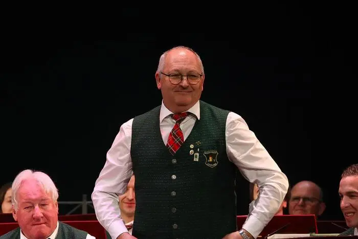 Kapellmeister Gerhard Lugitsch-Strasser führte sein Orchester souverän durch das vielseitige Programm. Lea Postl lieferte als Moderatorin interessante Informationen zu den einzelnen Programmpunkten und unterstrich damit die musikalische Qualität des Musikvereins Schölbing.