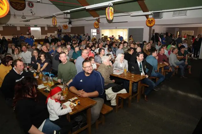 Die Veranstaltungshalle in Edelsbach war bis auf den letzten Platz besetzt. Der Reingewinn der Show wird der Kinderkrebshilfe zur Verfügung gestellt