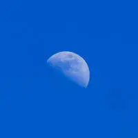 Der Name „Blue Moon“ hat nichts mit der Farbgebung des Erdtrabanten zu tun