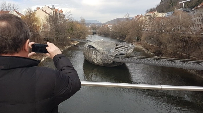 Sie erstrahlt in neuem Glanz: die Grazer Murinsel.