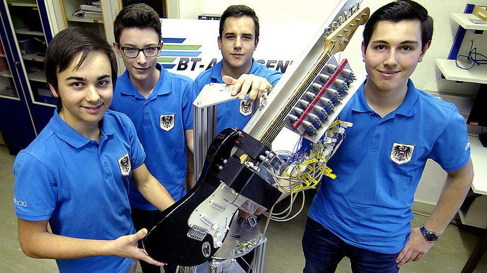Die regierenden Weltmeister Manuel Lux, Georg Kogler, Alexander Schalk und David Zechmeister (von links) mit dem Gitarren-Roboter
