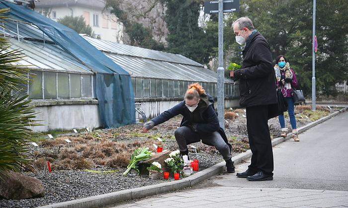 Auf dem Gelände der Heidelberger Universität werden Blumen niedergelegt. 