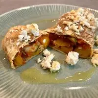 Mediterraner Genuss mit Gewürzen verfeinert und Schafkäse abgerundet.