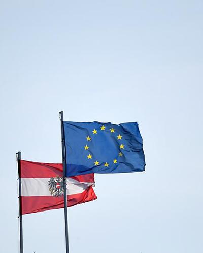 Flaggen der Europäischen Union sowie Österreich | Das Parlament bekräftigt auch seine Verurteilung von „politischen Partnerschaften zwischen rechtsextremen Parteien in Europa und der russischen Führung“. 