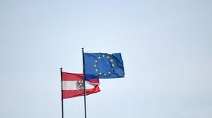 Flaggen der Europäischen Union sowie Österreich | Das Parlament bekräftigt auch seine Verurteilung von „politischen Partnerschaften zwischen rechtsextremen Parteien in Europa und der russischen Führung“. 