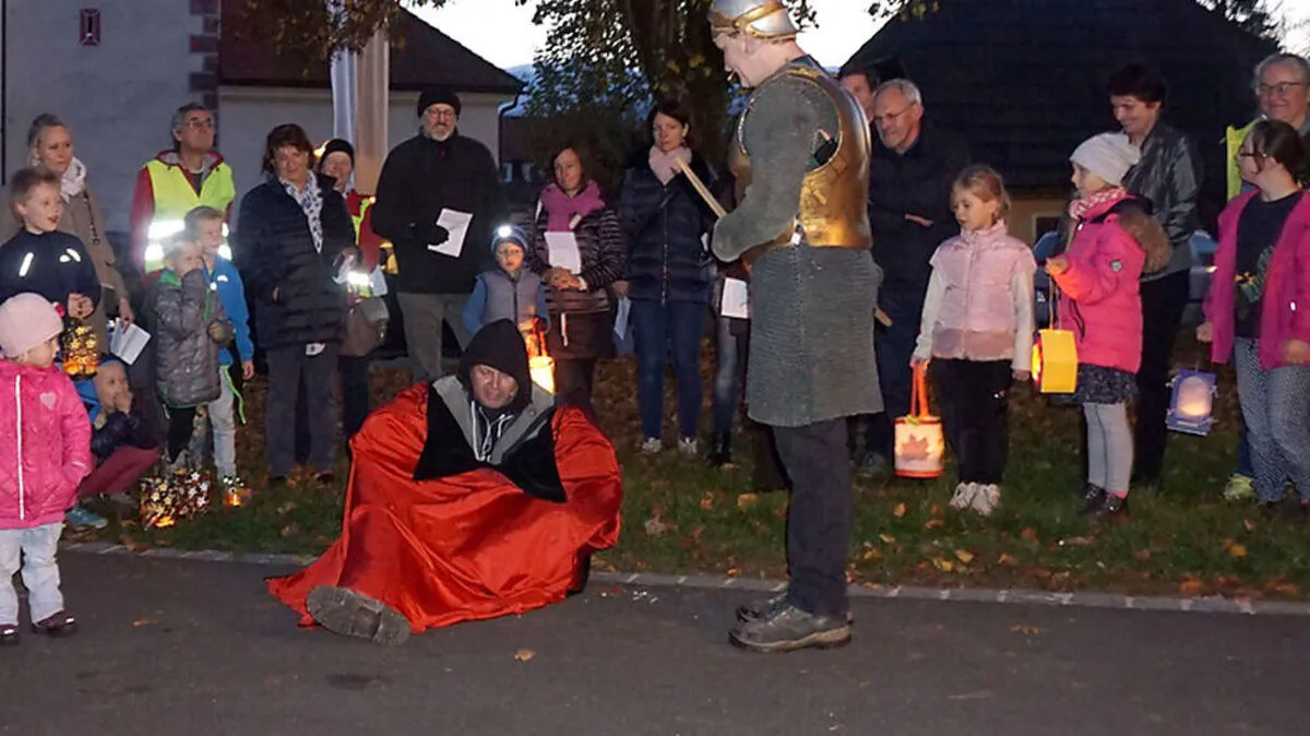 Rund um den Martinstag finden in zahlreichen Kärntner Pfarren Martinsumzüge und Martinsspiele statt 