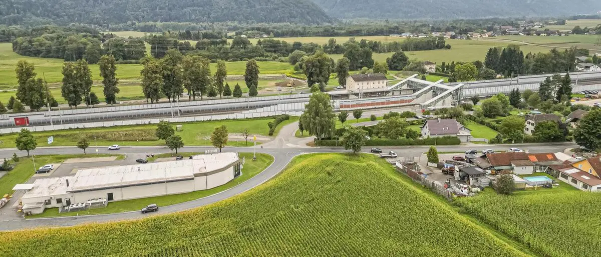 Auf dieser Wiese der Familie Orsini-Rosenberg in Grafenstein soll 2027 ein Hallenbad stehen. Eishockeystar Johannes Reichel verfügt über das Baurecht