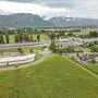 Auf dieser Wiese der Familie Orsini-Rosenberg in Grafenstein soll 2027 ein Hallenbad stehen. Eishockeystar Johannes Reichel verfügt über das Baurecht