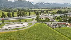 Auf dieser Wiese der Familie Orsini-Rosenberg in Grafenstein soll 2027 ein Hallenbad stehen. Eishockeystar Johannes Reichel verfügt über das Baurecht