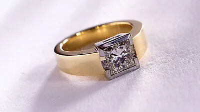 Schmuck und Uhr aus Wohnung gestohlen