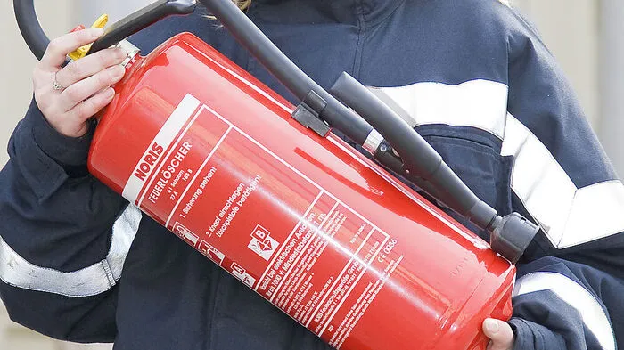Mit einem Handfeuerlöscher wurde der Brand bekämpft