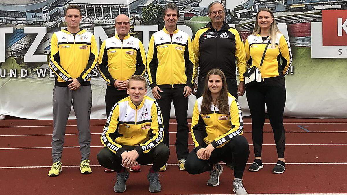 Samuel Trois und Leonie Moser (vorne) mit ihrem Trainerstab