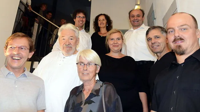 Die Künstler Dušan Fišer, Tomaź Plavec und Rok Golob, Galerieleiterin Margret Joch, Obmann Gerhart Weihs und die »SängerInnen aus Latschach o.d. Faakersee«