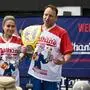 Miki Sudo und Joey Chestnut, die Sieger des Hot-Dog-Wettessens im Vorjahr in New York