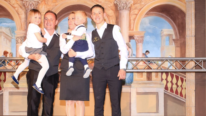 Robert Neumann mit Familie freut sich über den gelungenen Umbau der Burg. Über den Umbau und das gastronomische Konzept haben wir bereits ausführlich berichtet.