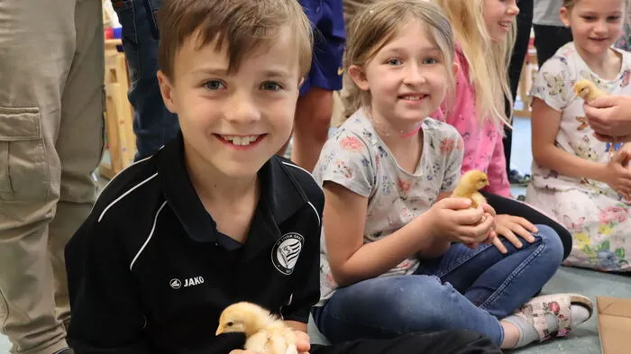 Die Freude war groß, als die Kinder die Küken halten und streicheln durften