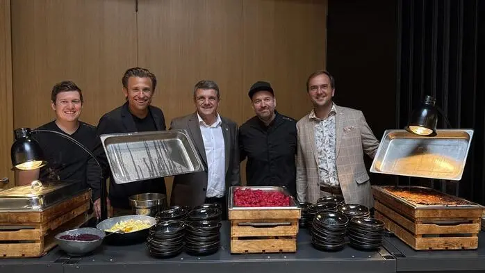 Bürgermeister Franz Jost, Stadtwerke-Direktor Franz Friedl und Geschäftsführer Horst Schafler mit dem Küchenteam