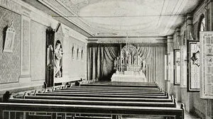 So hat einst die Kapelle im jetzigen Rathaus ausgesehen. Zu sehen ist der Blick nach Süden auf den Altar. Das Foto entstand rund um 1904/1905