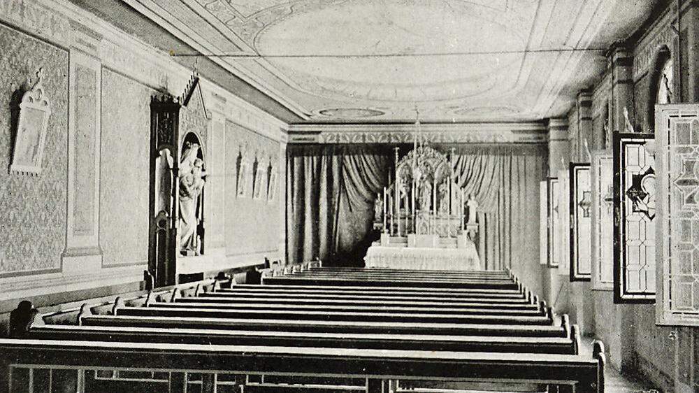So hat einst die Kapelle im jetzigen Rathaus ausgesehen. Zu sehen ist der Blick nach Süden auf den Altar. Das Foto entstand rund um 1904/1905