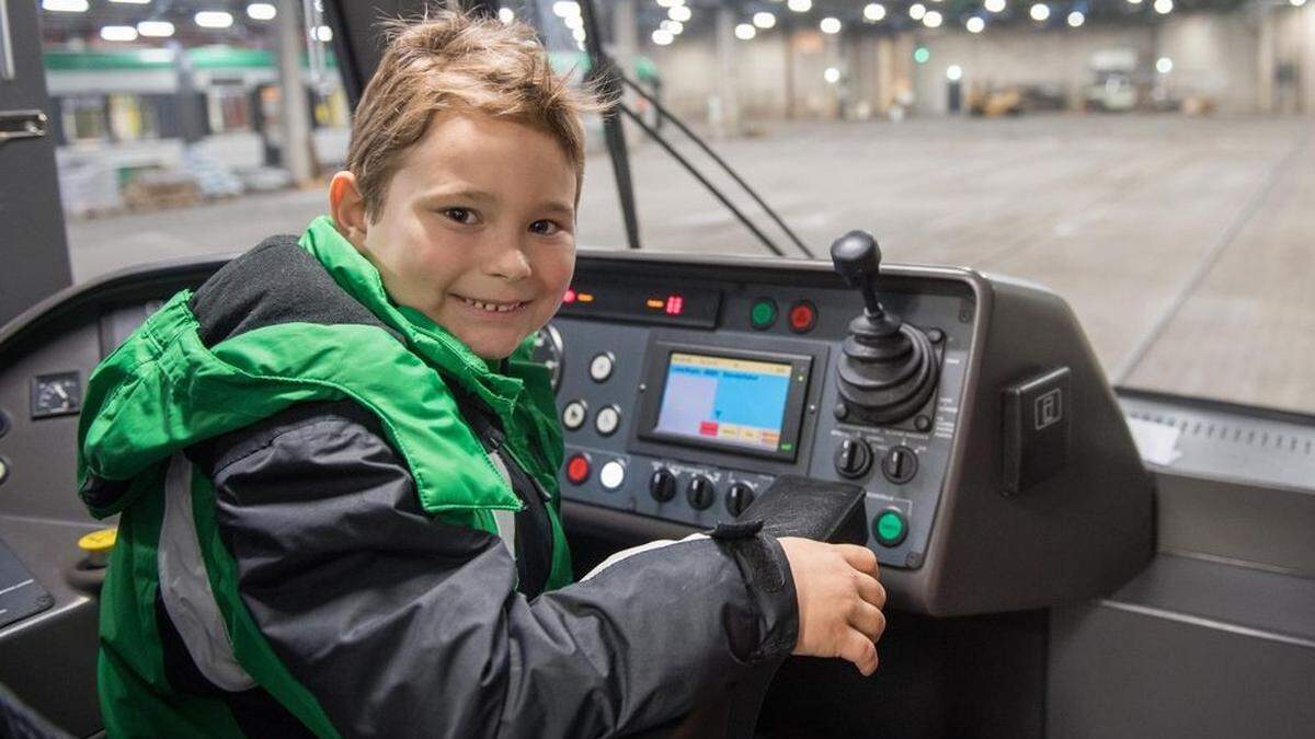 Der Herzenswunsch von Sebastian Höfferer (6) wurde wahr, er pilotierte die Variobahn