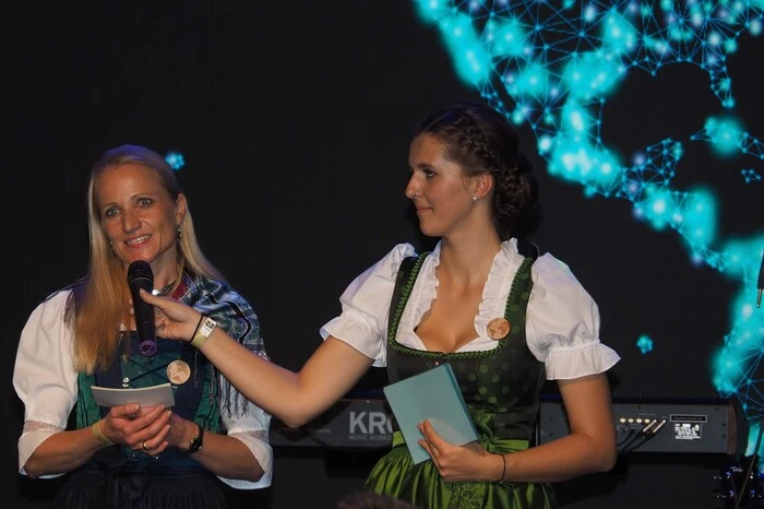 Als frischgebackene Schuldirektorin hielt Ingrid Weinhandl (am Foto links) die Eröffnungsrede.