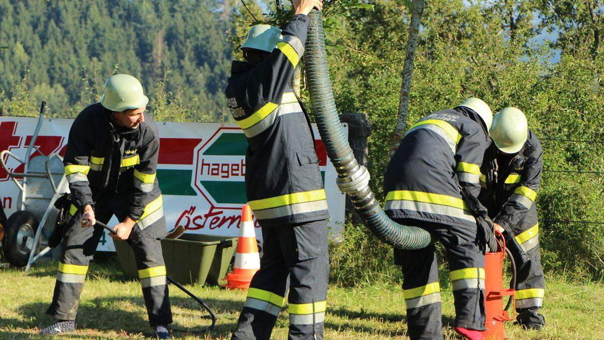 Die Feuerwehr Treffelsdorf in Aktion, beim Jubiläumsfest wird es bei den Highlandgames leicht schottisch. Feuerwehrgeschick“ ist aber gefragt dabei 