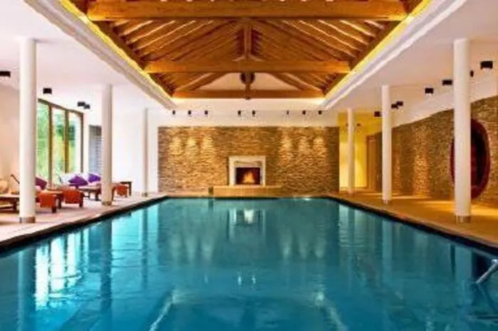 Wellness pur im Hunsrück.Nur einen Katzensprung vom Großraum Frankfurt entfernt liegt das Klosterhotel Marienhöh. Es befindet sich im Hunsrück und bietet den Frankfurtern auch bei Regenwetter Entspannung pur. Naturstein und Säulen umgeben einen 800 Quadratmeter großen Innenpool. Ein Kamin sorgt für ein wohliges Ambiente. Große Fenster sorgen für ungetrübten Blick ins Freie.
