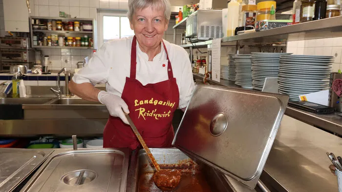 Die Reid’nwirt Irmgard Liebetegger in ihrem Element in der Küche!