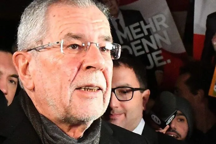 Der haltlose blaue Vorwurf, Alexander Van der Bellens Vater sei ein Nazi gewesen, fällt wohl ebenso in die Kategorie Dreckschleuder wie das Vorhalten der Spionage für den ehemaligen DDR-Geheimdienst. Auf der anderen Seite wurden in der gegen Hofer gerichteten Anti-Öxit-Kampagne von Hans-Peter Haselsteiner Bilder aus dem Zweiten Weltkrieg verwendet.