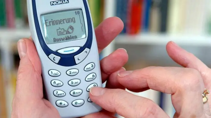 Fit im Umgang mit dem Handy? Die voranschreitende Digitalisierung bereitet zahlreichen Menschen Probleme.