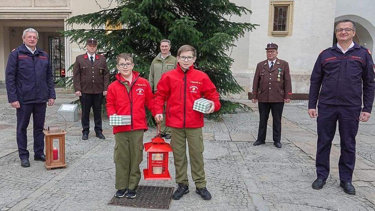 Gabriel Oblak und Nico Lenhard überreichten als steirische Vertreter der Feuerwehrjugend das Friedenslicht.