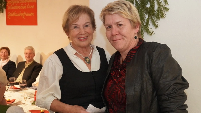Kindergartenleiterin Heike Pirker freut sich mit Ulli Moser. 
