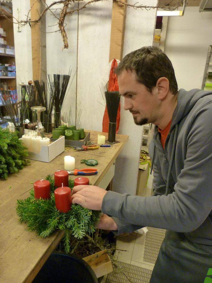 Gernot Kubart bindet die Adventkränze nach Kundenwunsch