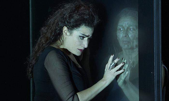 Bartoli als Zauberin Alcina (mit ihrem gealterten Spiegelbild)