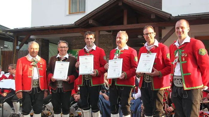 Ehrenobmann Blasmusikverband Hermagor Anton Webhofer, Gerald Kubin, Kapellmeisterstellvertreter Christian Guggenberger, Wolfgang Rauter, Gerd Guggenberger und Obmann Christian Guggenberger