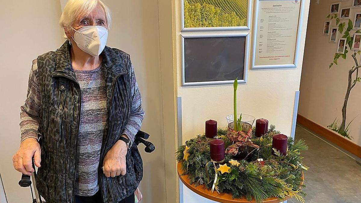 Erna Dworschak hat elf Jahre in einer Gärtnerei gearbeitet, fürs Heim bindet sich nun jährlich den Adventkranz 