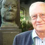 Johann Reischl vor dem Peter-Rosegger-Denkmal in Krieglach