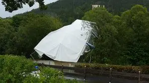 Auch dieses Zelt wurde durch die Luft geschleudert