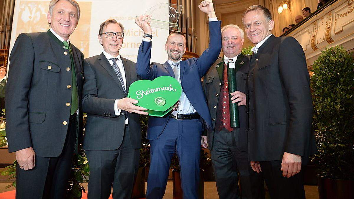 Herk, Buchmann, Schützenhöfer und Talowski gratulierten dem Meister des Jahres: Michael Dorner