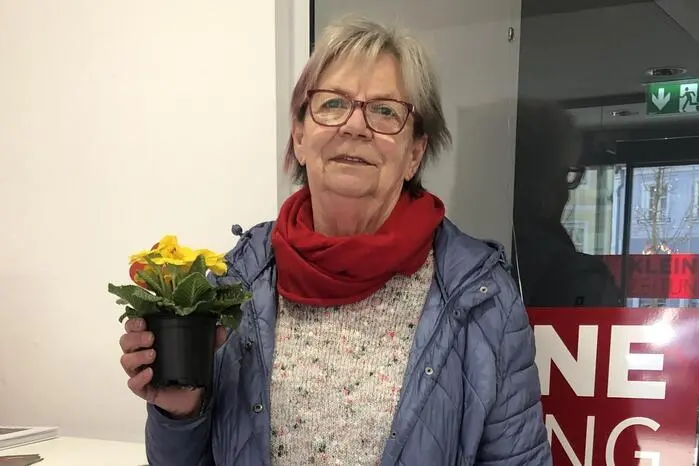 Hannelore Mendl freut sich über den frischen Duft der Blumen