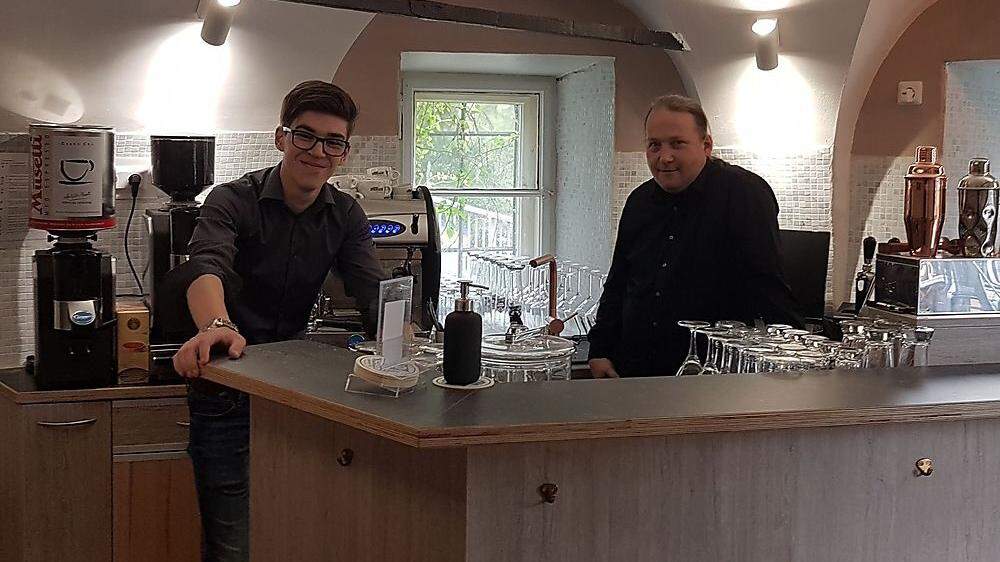 Peter Kanitsch und Mitarbeiter Thomas im neuen „Zellergassl“